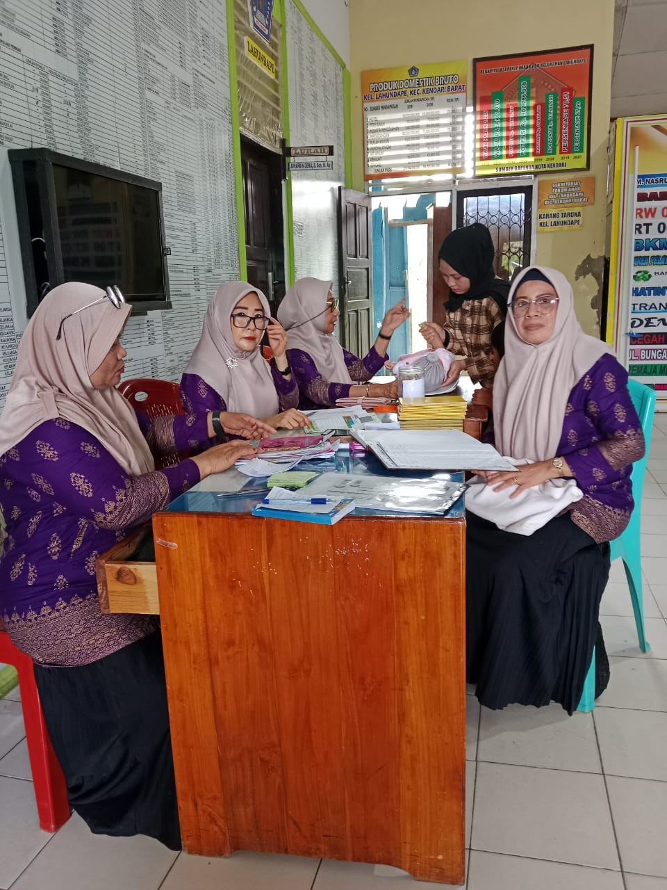 Melakukan Kegiatan Posyandu di Kelurahan Lahundape