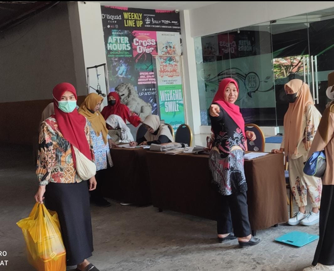 Melakukan Kegiatan Posyandu Wijaya Kusuma