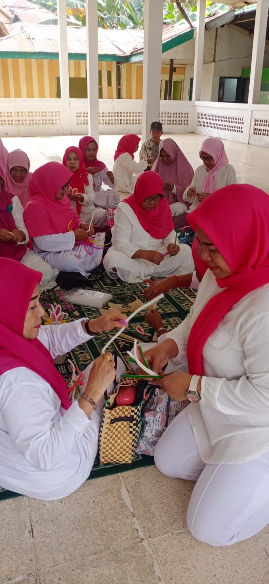 Kegiatan Sekolah Lansia membuat Bunga dari material Pipe Cleaner