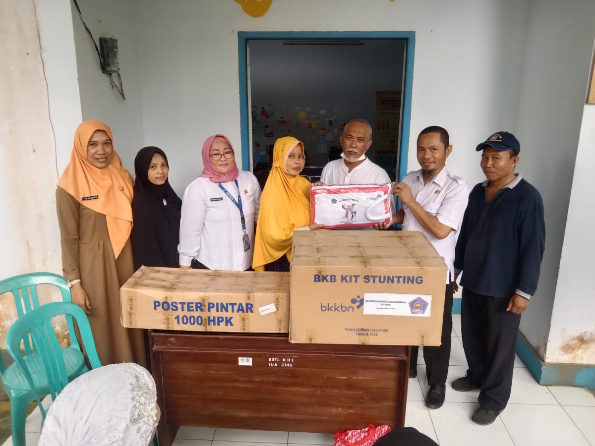 PENYERAHAN BANTUAN BKB KIT STUNTING DAN POSTER PINTAR 1000 HPK OLEH BIDANG KS KEPADA KETUA BKB MATAHARI KELURAHAN TALIA