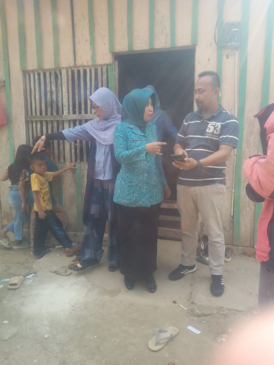 Kunjungan Ibu PJ. Walikota Kendari di rumah sasaran keluarga berisiko stunting (baduta)