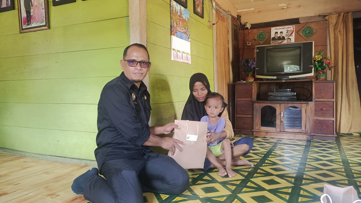 PENYERHAN BANTUAN  HASIL OLAHAN IKAN PADA KELUARGA BERESIKO STUNTING