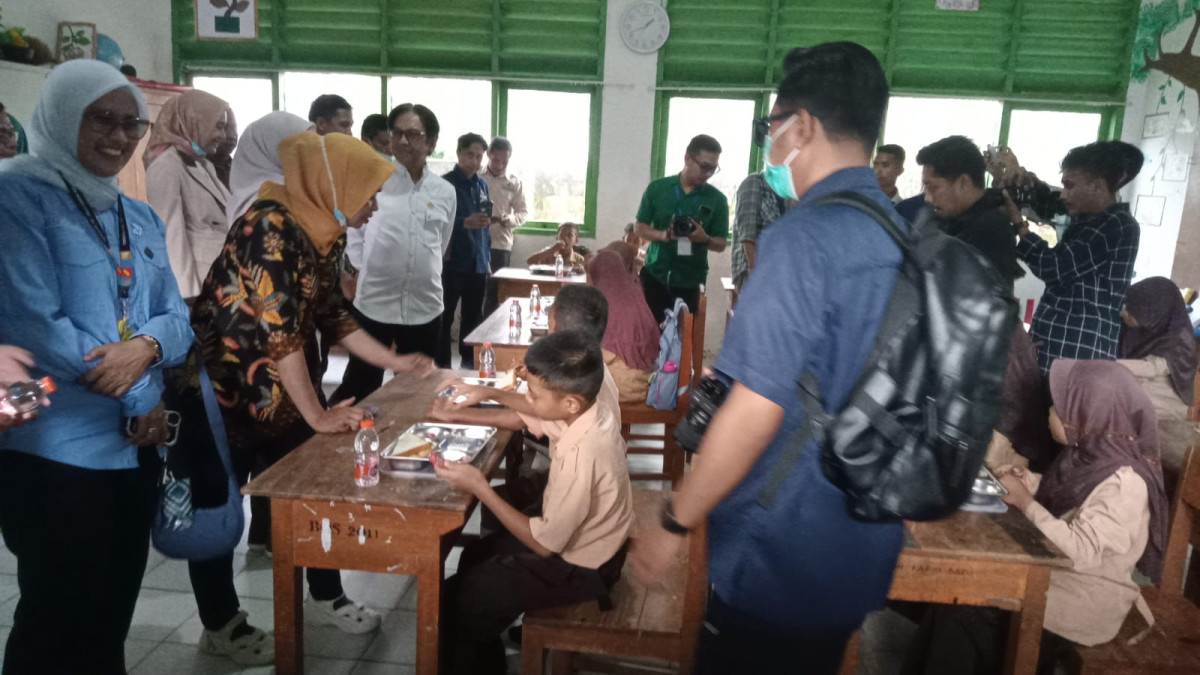 pembagian MBG pada anak sekolah