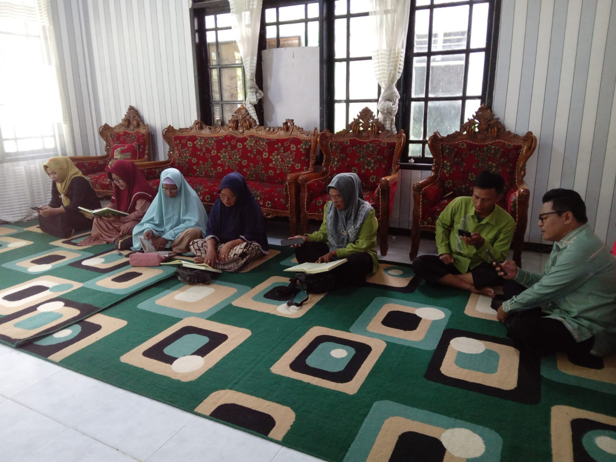 Tadarus Al-Qur'an yang dilaksanakan dalam rangka menyemarakkan Bulan Ramadhan di Rumah Dinas Camat Mootilango
