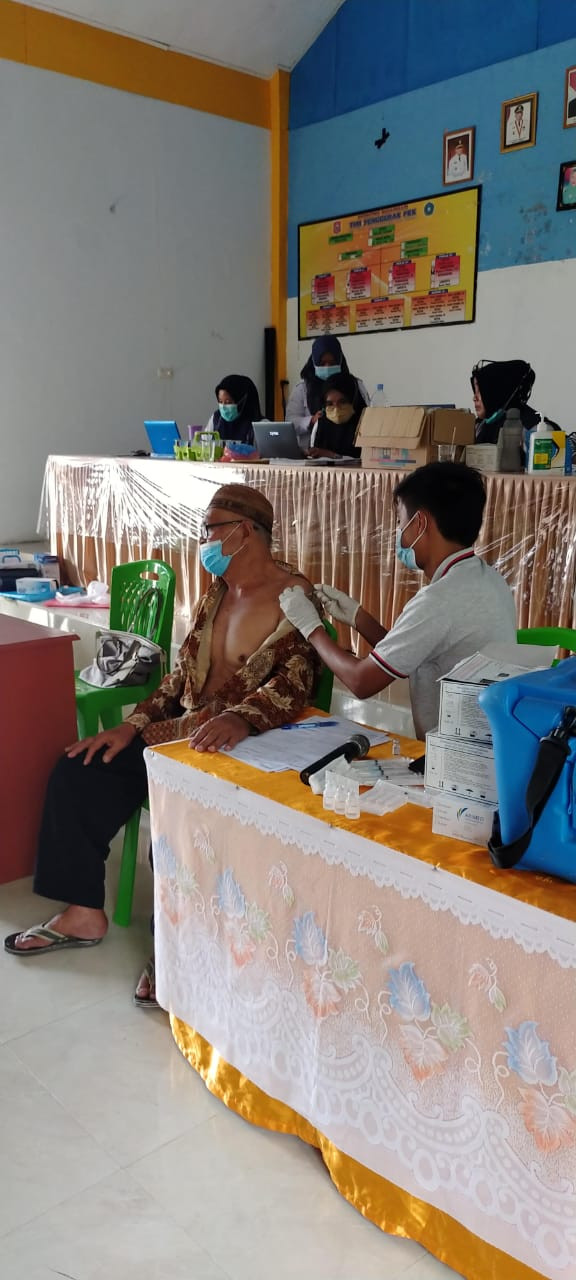 Melaksanakan Kegiatan Vaksin Di Aula Kantor Desa Tinelo