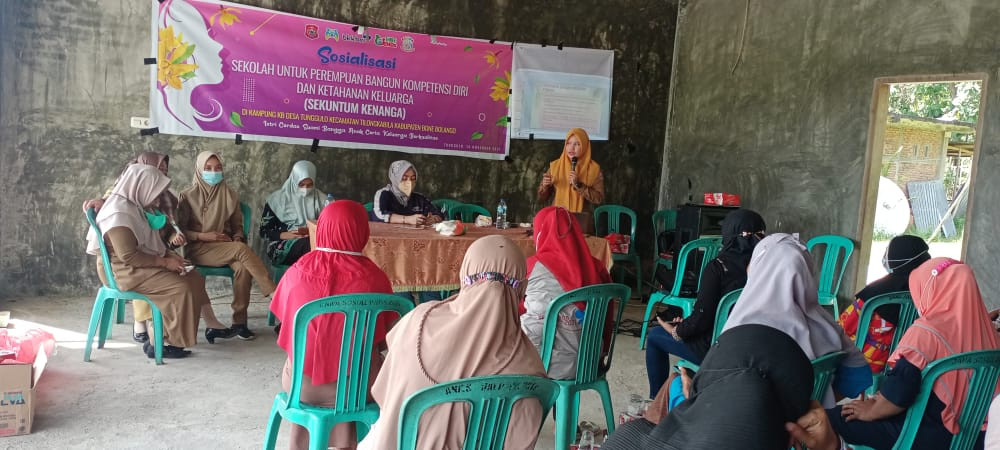 sosialisasi sekolah perempuan bangun kompetensi diri dan ketahnan keluarga (SEKUNTUM KENANGA) di kampung KB TUNGGULO