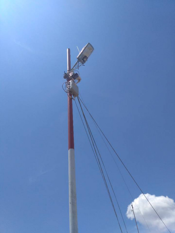 Pemasangan Smart Pole untuk akses internet warga