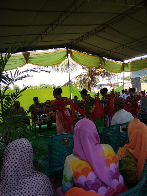Tarian penyambutan tamu oleh siswi SDN 1 Bulango Selatan