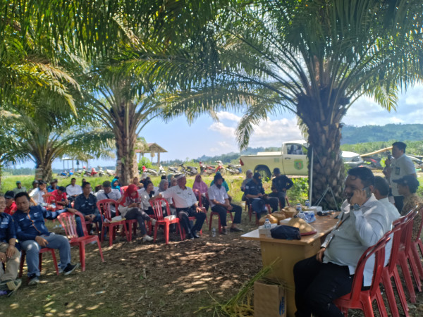 Masyarakat desa Pangiang Mendengarkan arahan dari camat Bambalamotu