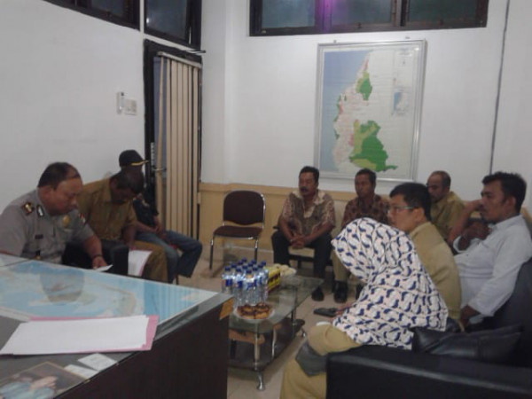 Rapat dilaksanakan bersama tokoh masyarakat, Kades dan Kapolsek bersama pemerintah daerah