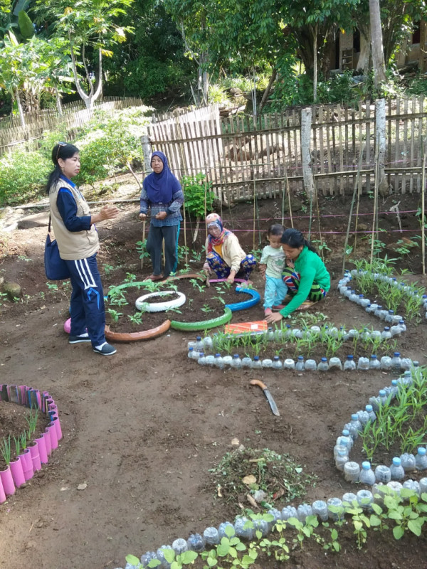 Melakukan pembinaan pemanfaatan lahan pekarangan warga dikampung kb