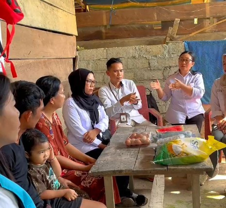 Pemberian Bantuan kepada sasaran Keluarga Beresiko Stunting (KRS) terkait ASN Berbagi kepada KRS