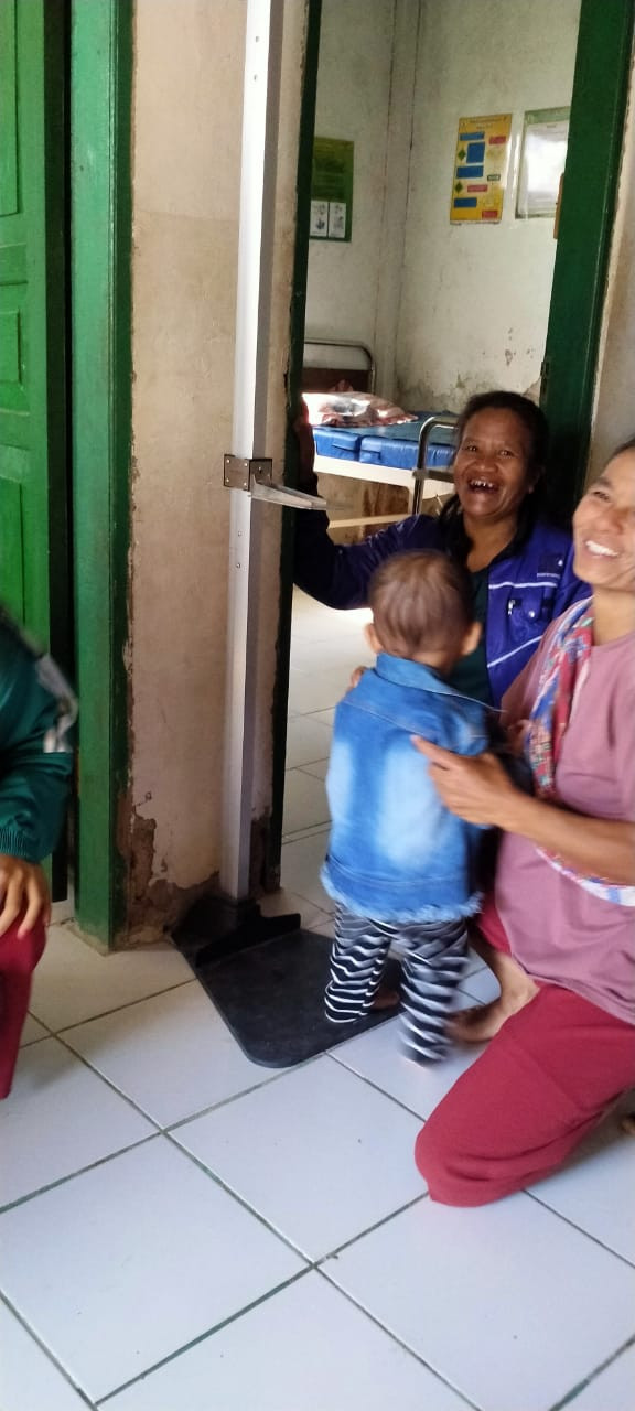Pengukuran tinggi badan anak oleh kader Posyandu