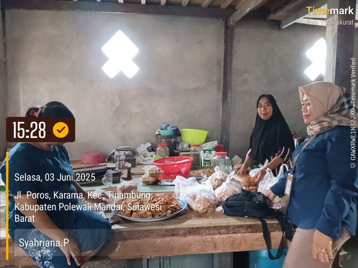 Pembuatan Kue Krupuk Kelompok UPPKA Baratang