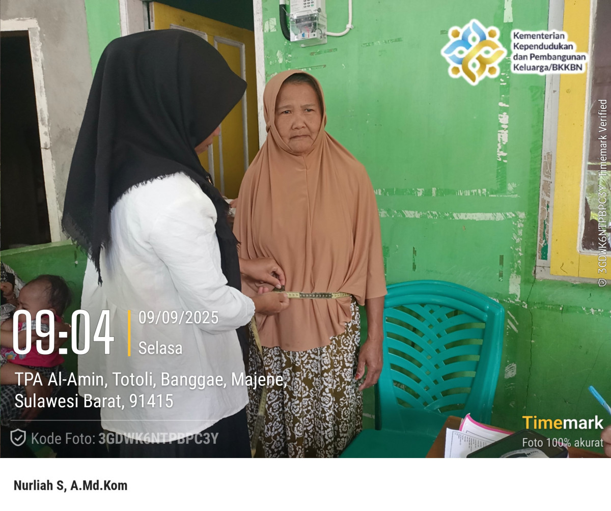 Mendampingi Lansia dalam melakukan pemeriksaan (Sidaya)