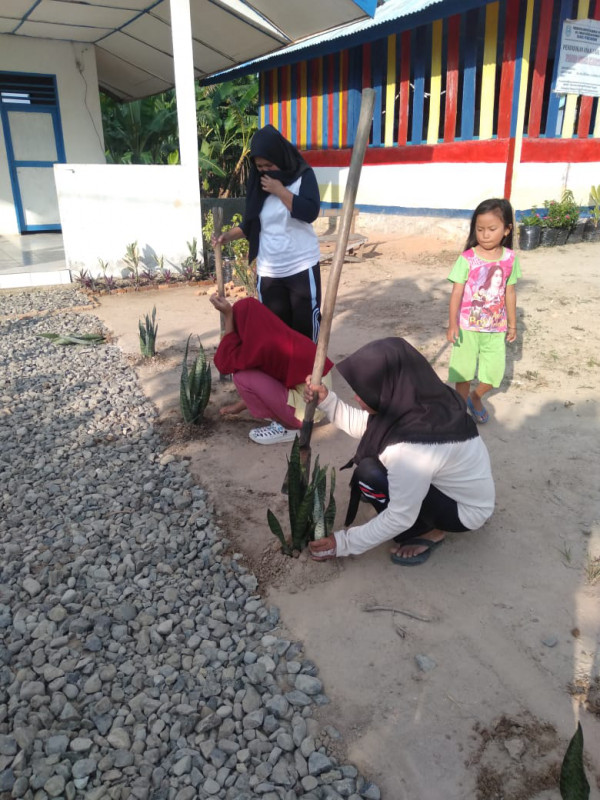 Penanaman bunga oleh kader posyandu