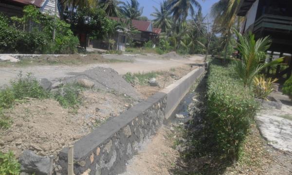 Saluran Parit di Lorong Dusun Wailotong Desa Tumbu