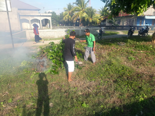 kegiatan Pembersihan Lingkungan di Kampung KB Desa Tumbu oleh Mahasiswa KKN UNSULBAR dengan Masyarakat setempat