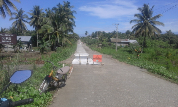 Perawatan Jalan di sepanjang Jalan Poros Desa Tumbu sejauh 600 meter