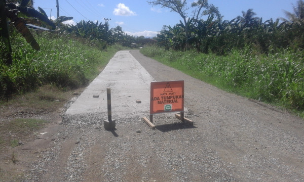 Perawatan jalan di Dusun Padangloang