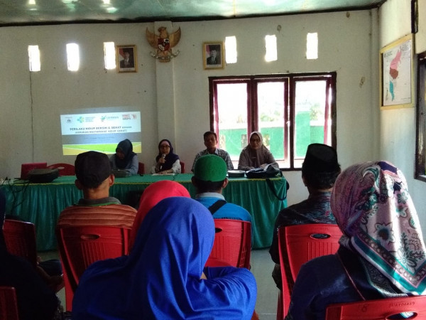Sosialisasi PHBS dengan Germas dari Dinas Kesehatan Provinsi Sulawesi Barat untuk Persiapan Desa Marasa di Kampung KB Desa Sinabatta