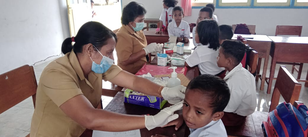 pemeriksaan kesehatan anak didik pada SD 177 Maluku Tengah