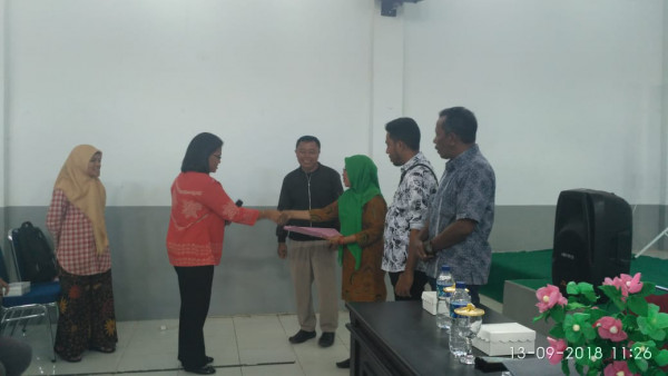 Penyerahan Program Kerja oleh Kadis DPPKB Kota Ambon