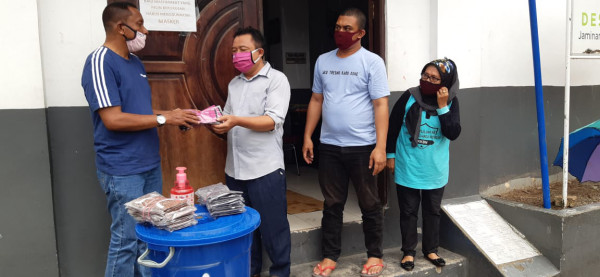 Pemberian tempat cuci tangan dan masker dari Dinas DPPKB Kota Ambon ke Kampung KB Batumerah