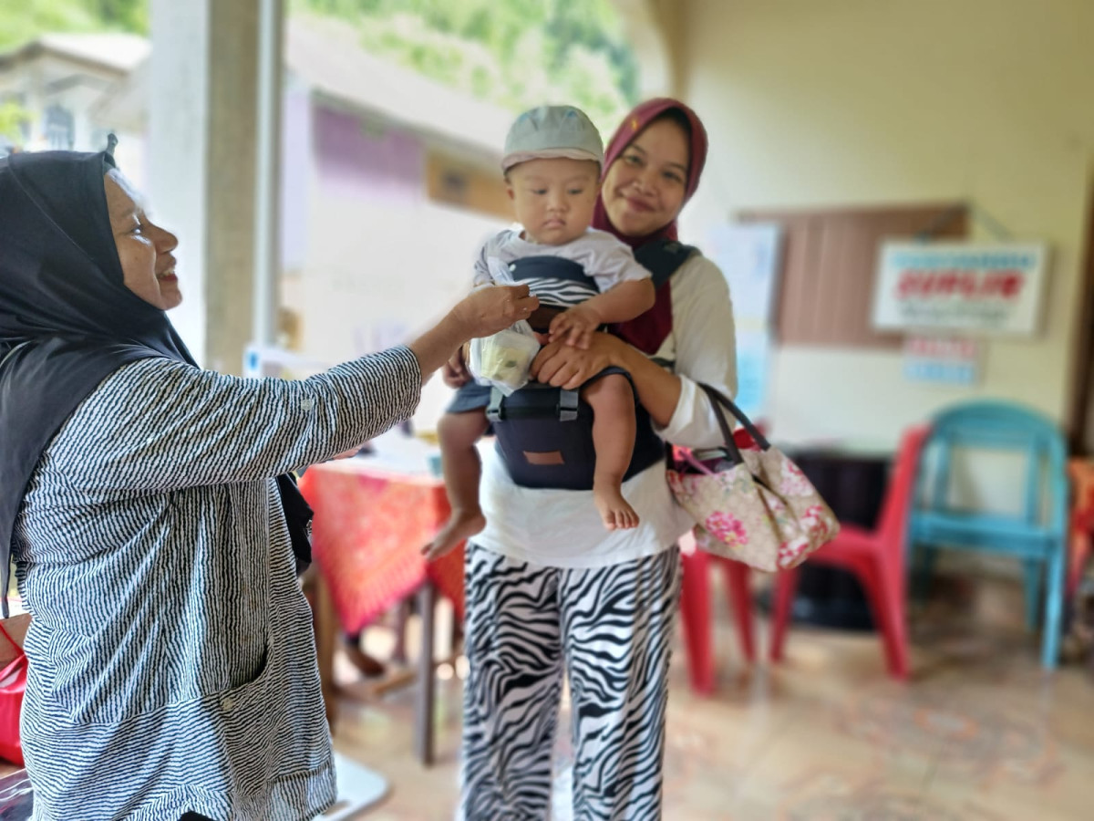 Pembagian makanan tambahan bagi balita