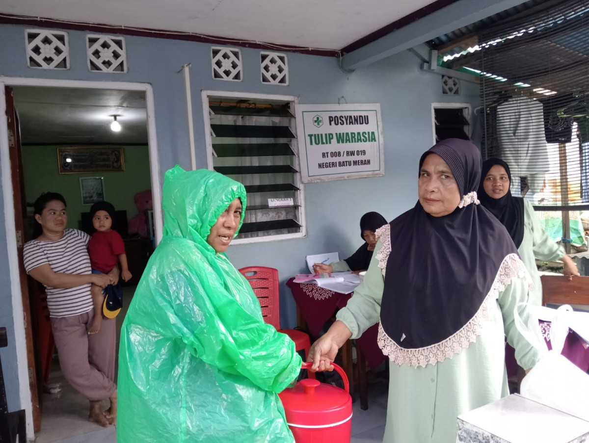 Penyerahan makanan tambahan pada kader posyandu