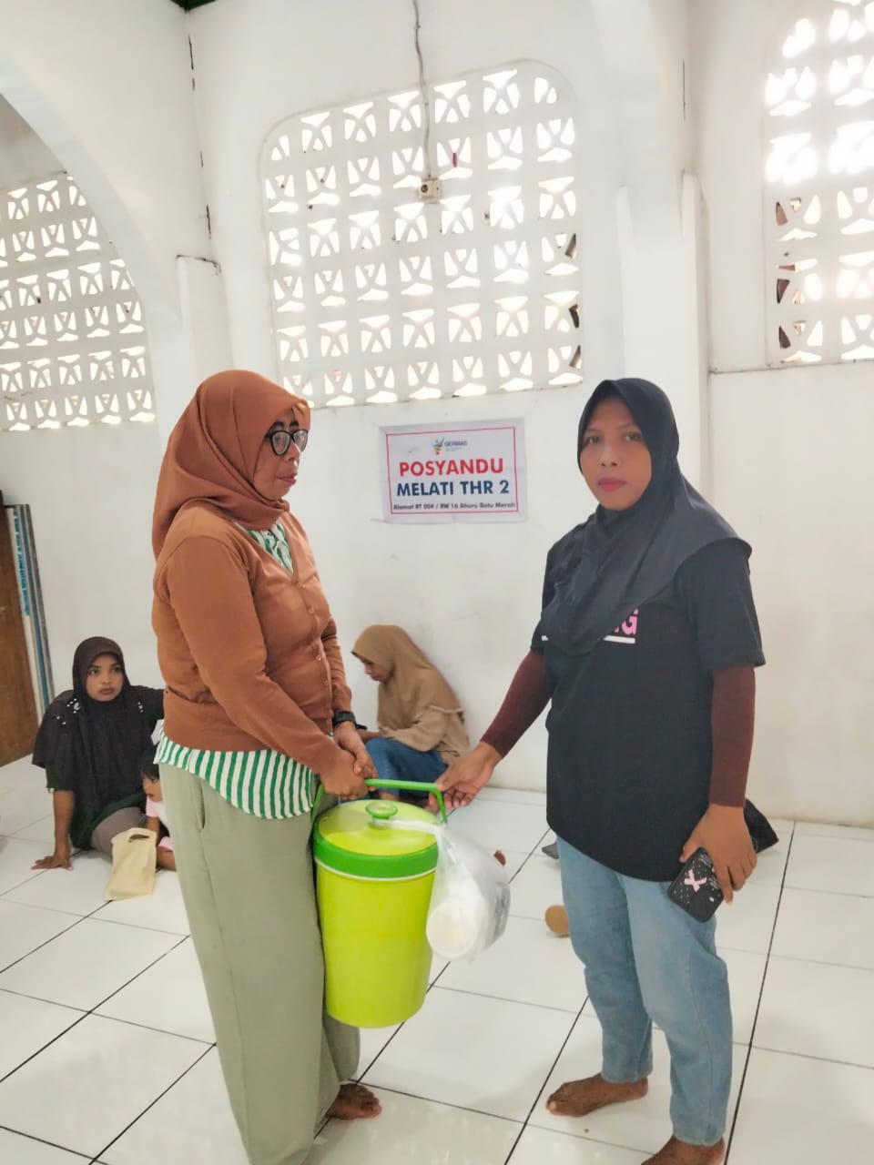 Penyerahan PMT kepada kader posyandu