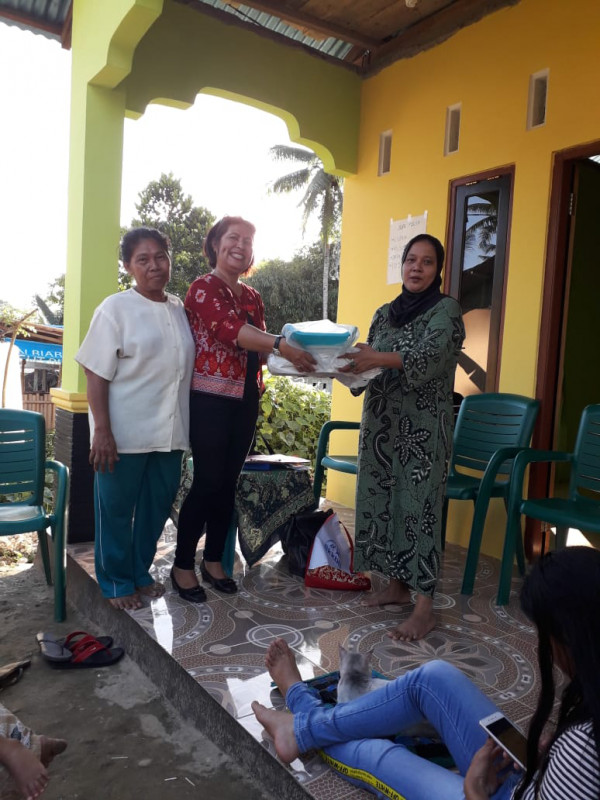 Penyerahan Timbangan oleh PLKB ke Ketua Posyandu Teratai 3 AIr Tenggelam