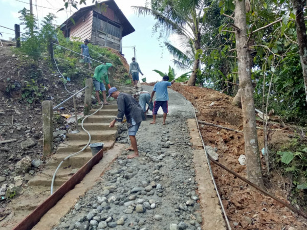Pembuatan Jalan Setapak Menuju Kampung KB Dusun Air Tenggelam
