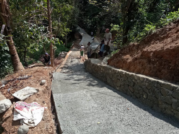 Pengerjaan Jalan Setapak menuju Kampung KB Dusun Air Tenggelam