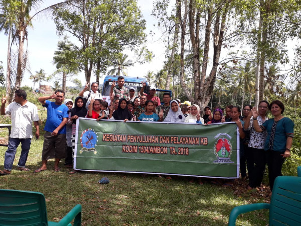 Foto Tim KB Kota Ambon bersama Kodim 1504 dan masyarakat Kampung KB