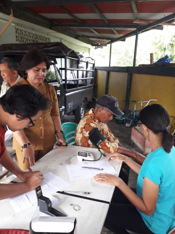Pemeriksaan Kesehatan Dari Dokter Puskesmas dan Petugas Bindu  bagi Lansia Kampung kb Air  Tenggelam Desa Hunuth