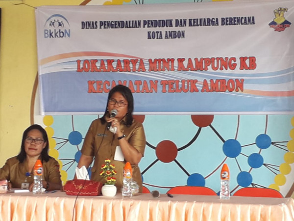 Kepala DPPKB Kota Ambon memberi materi