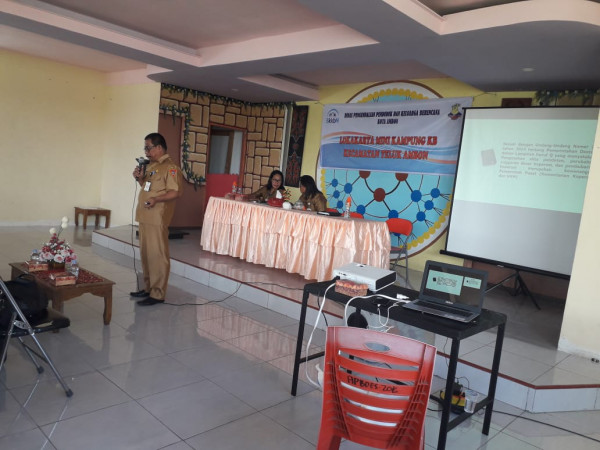 kepala Dinas Koperasi Kota Ambon memberi materi