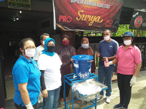  Penyerahan Alat perlindungan diri oleh DPPKB KOTA AMBON