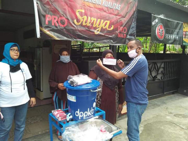 Penyerahan masker secara simbolis  oleh kabid kb dppkb kota ambon