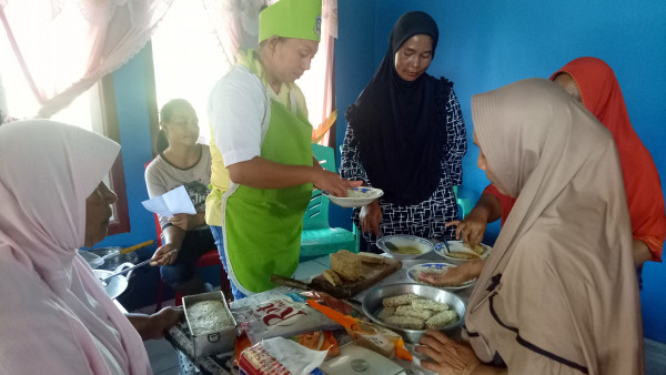 Proses membalur nuget dengan tepung roti