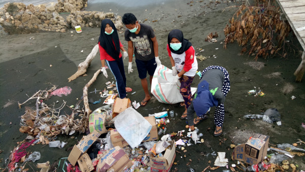 Bersih-bersih Pantai