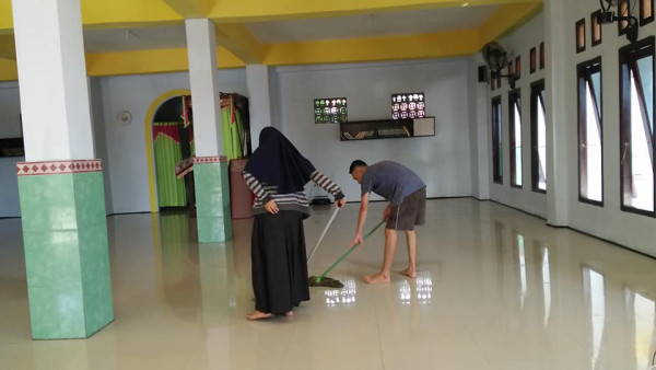 Kerja bakti membersihka lingkungan masjid 