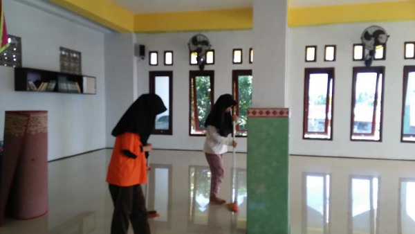 Remaja PIK Melakukan perbersihan Masjid