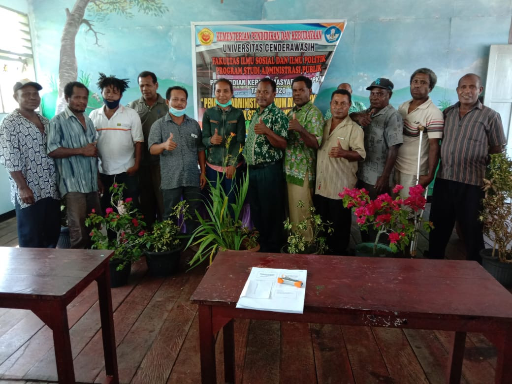 Akadesi Universitas Cenderawasih dalam memberikan materi tentang tugas pokok dan fungsi aparat pemerintah kampung.