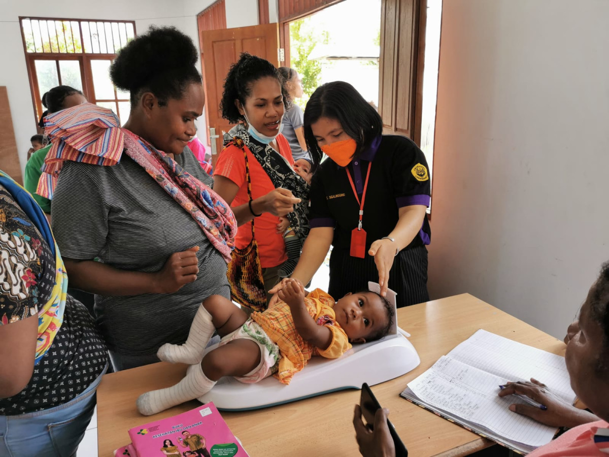 penimbangan berat badan bayi