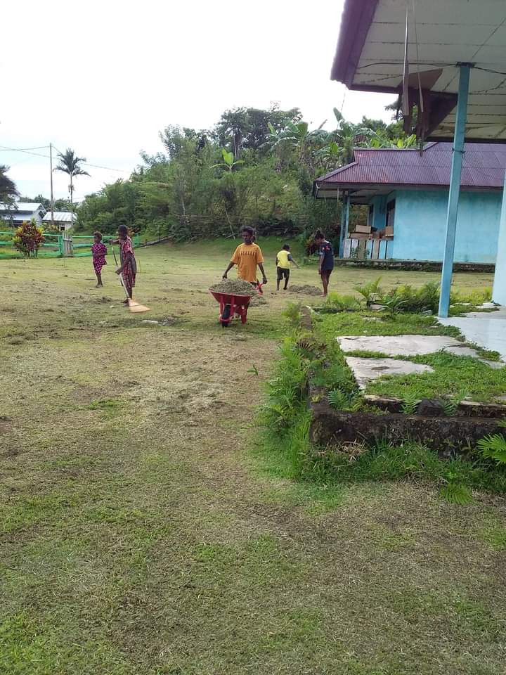 PEMBERSIHAN DI LINGKUNGAN GEDUNG PUSKESMAS SEGUN