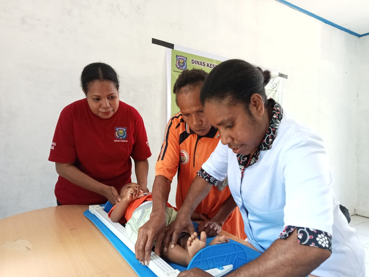 melakukan pengukuran panjang/tinggi badan balita