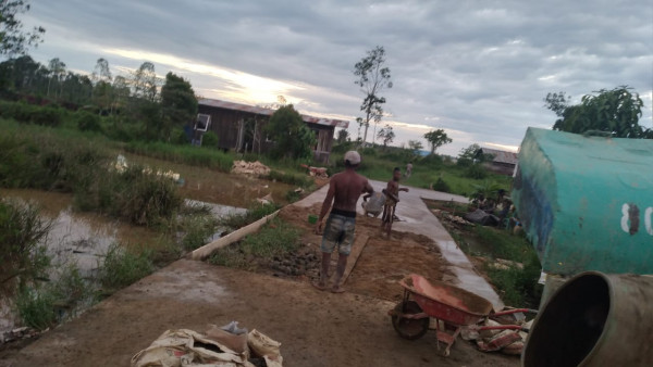 Kegiatan Pengerjaan Jalan di Kampung KB Luwelala