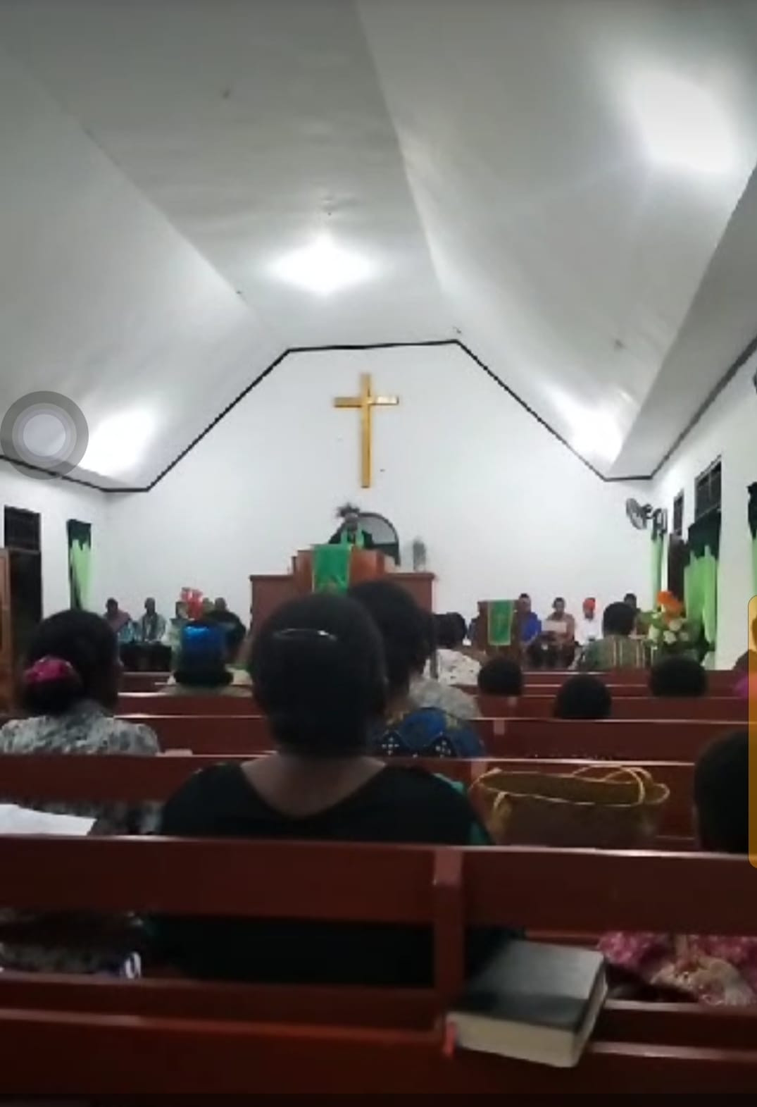 Ibadah Minggu pagi di jemaat Eklesia Luwelala.